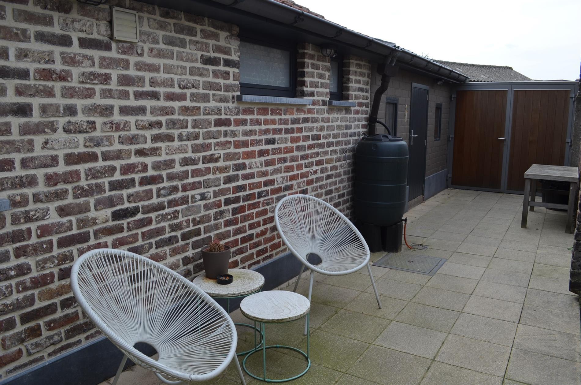 Knap gerenoveerde gezinswoning met  2 slpks (mogelijkheid 3), carport en tuin goed gelegen te Aalter 