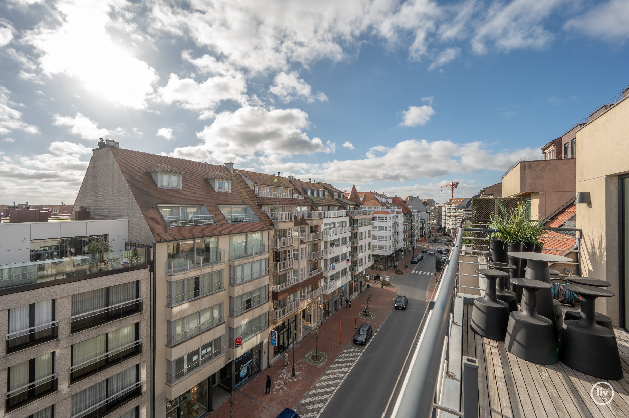 Uniek HOEK duplexappartement/penthouse met panoramisch uitzicht over de Dumortierlaan te Knokke. 