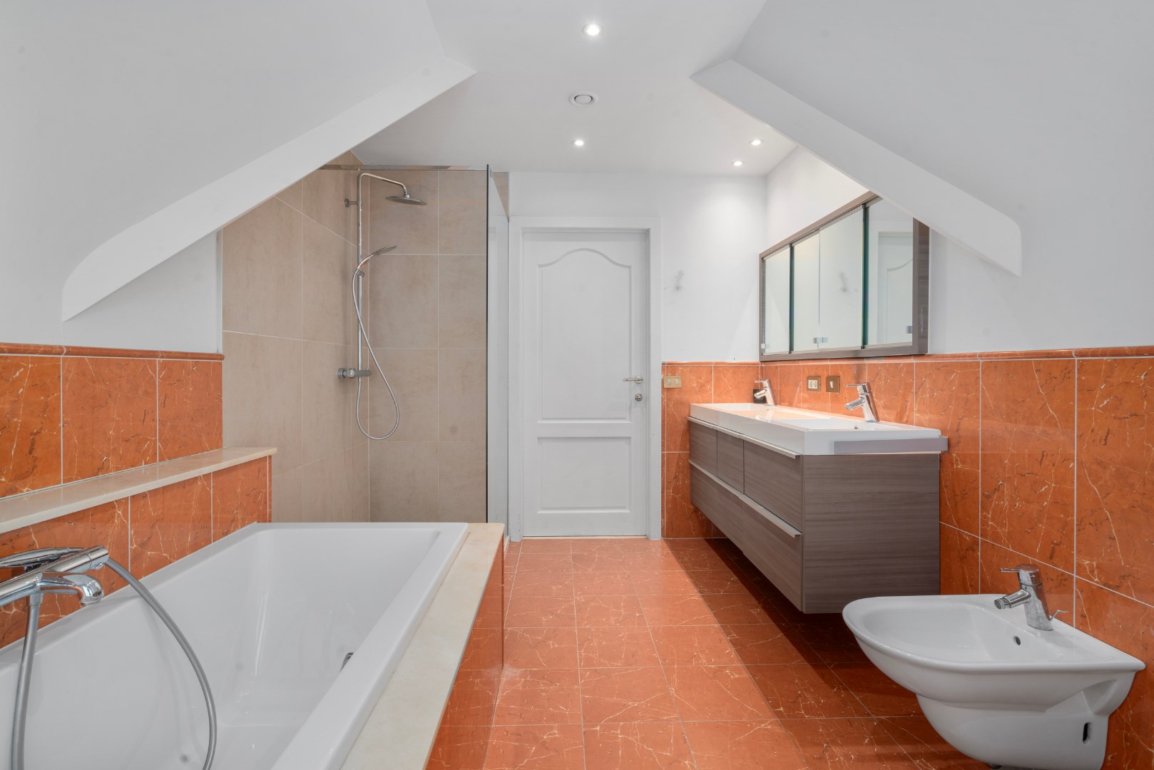 Stijlvolle villa met 5 slaapkamers op mooi perceel van 1325m² 