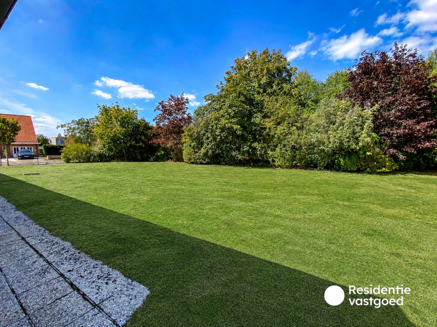 Statige gelijkvloerse villa op een terrein van 2342 m² te Oostduinkerke (Koksijde). 