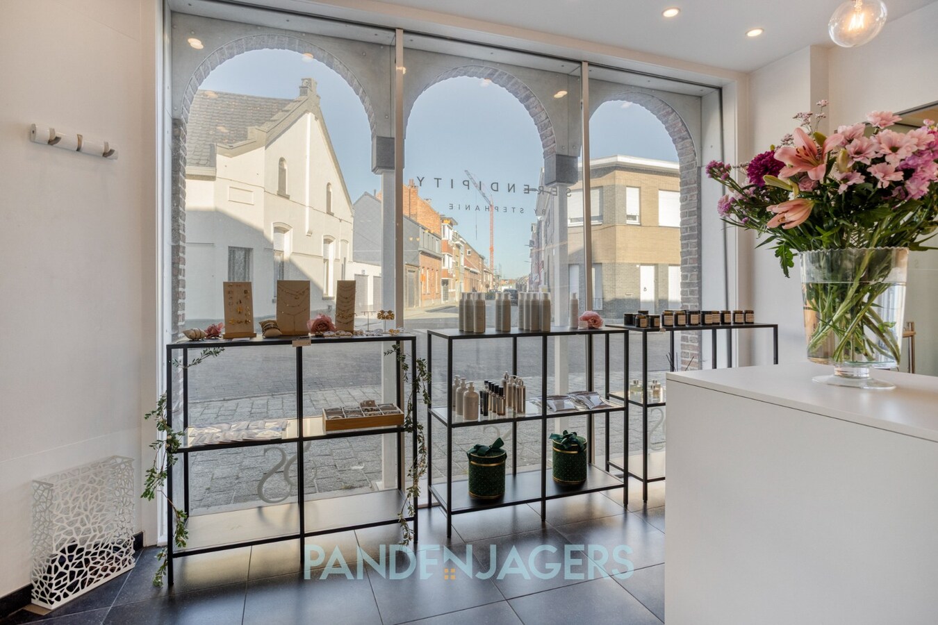 Stijlvol en hoogwaardig afgewerkt handelspand met visibiliteit te Duffel 