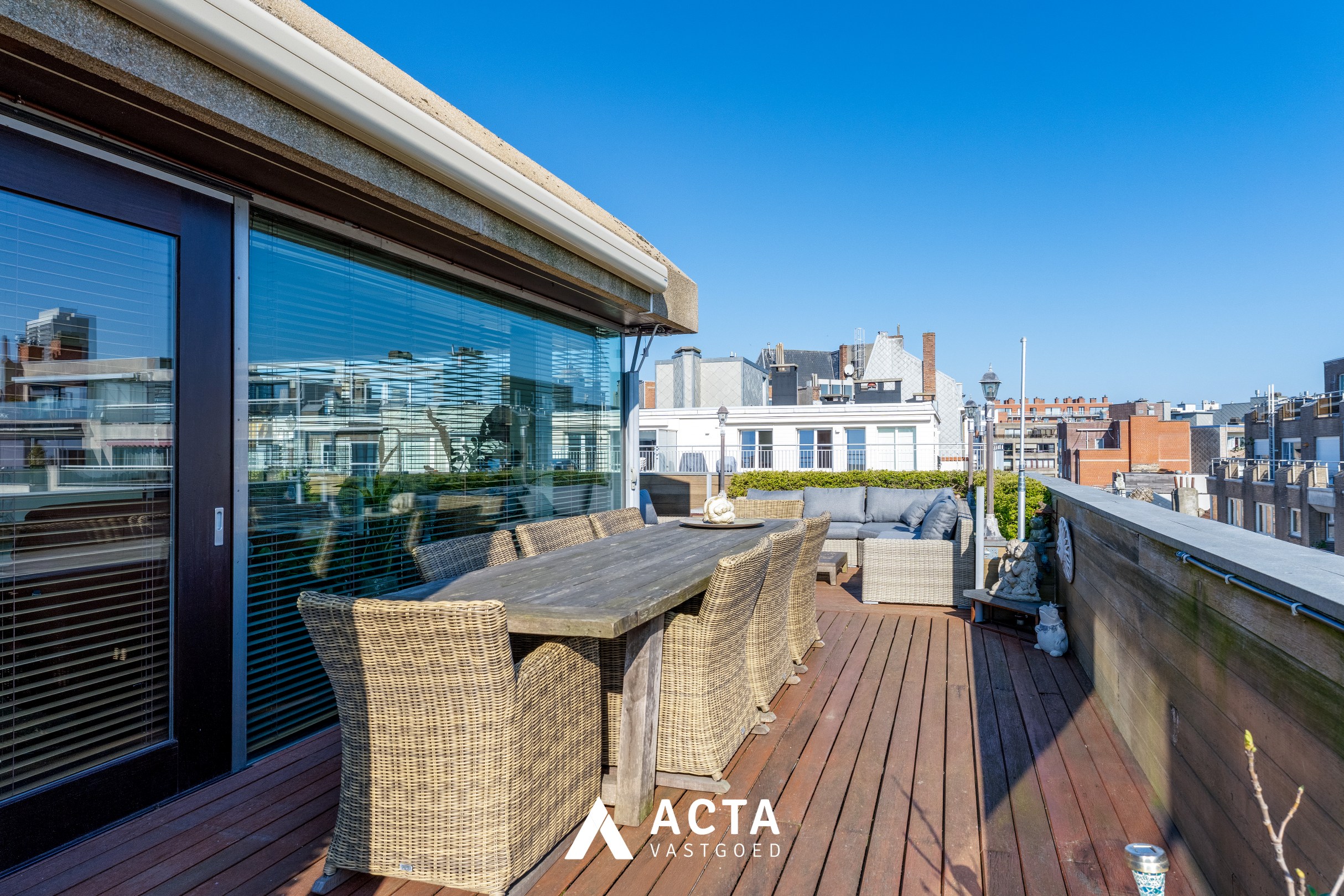 Luxueus dakappartement met 3 slaapkamers en panoramische terrassen in hartje Oostende 