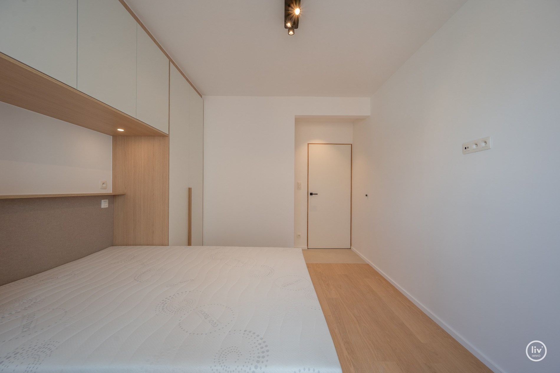 Lichtrijke penthouse met open zicht op toplocatie nabij Dumortierlaan. 
