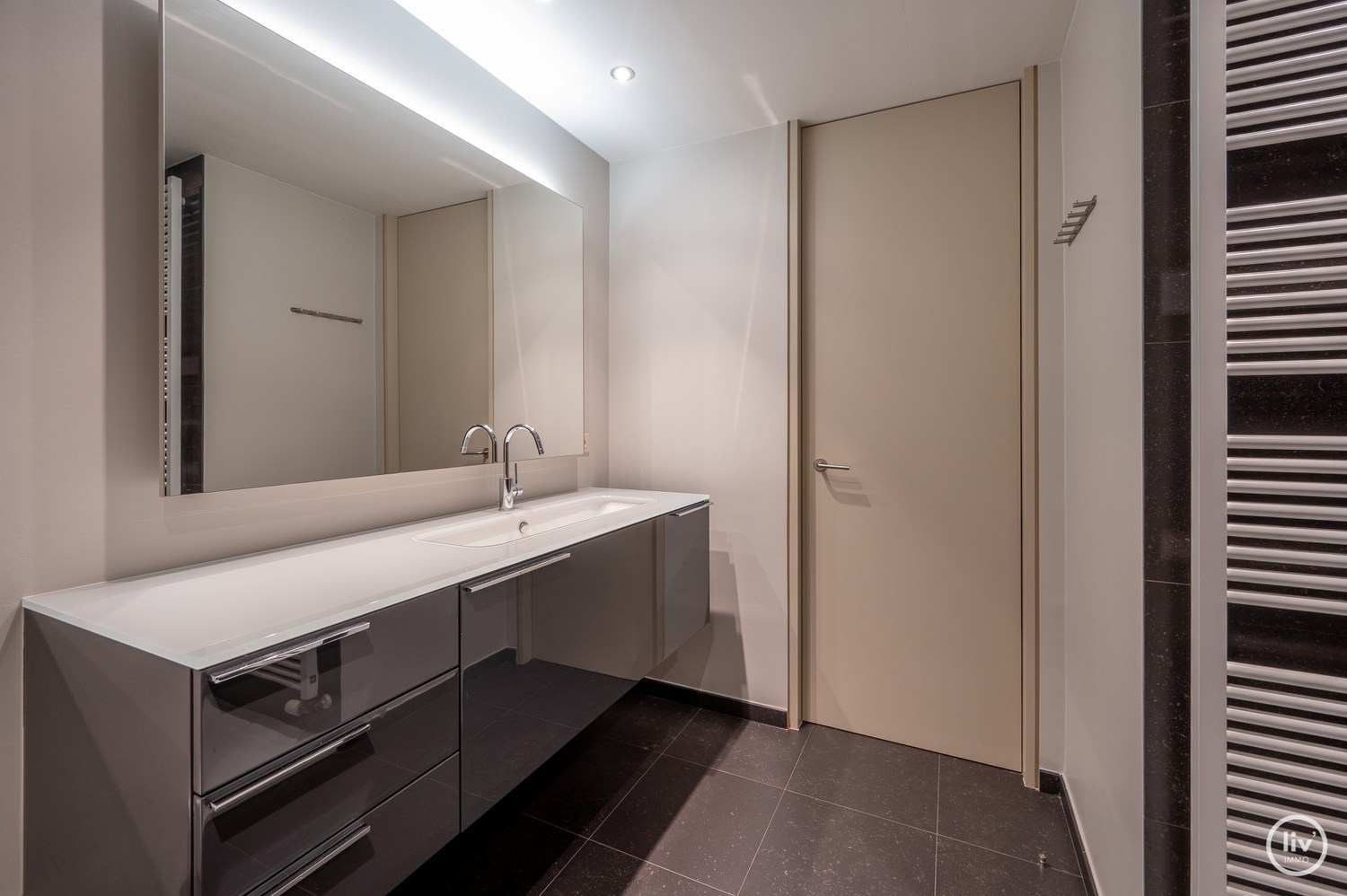 Meublé - Appartement récemment rénové et fini avec des matériaux de haute qualité comprenant 2 chambres à coucher et une largeur de façade de 6 mètres, idéalement situé à proximité de l'avenue Dumorti 