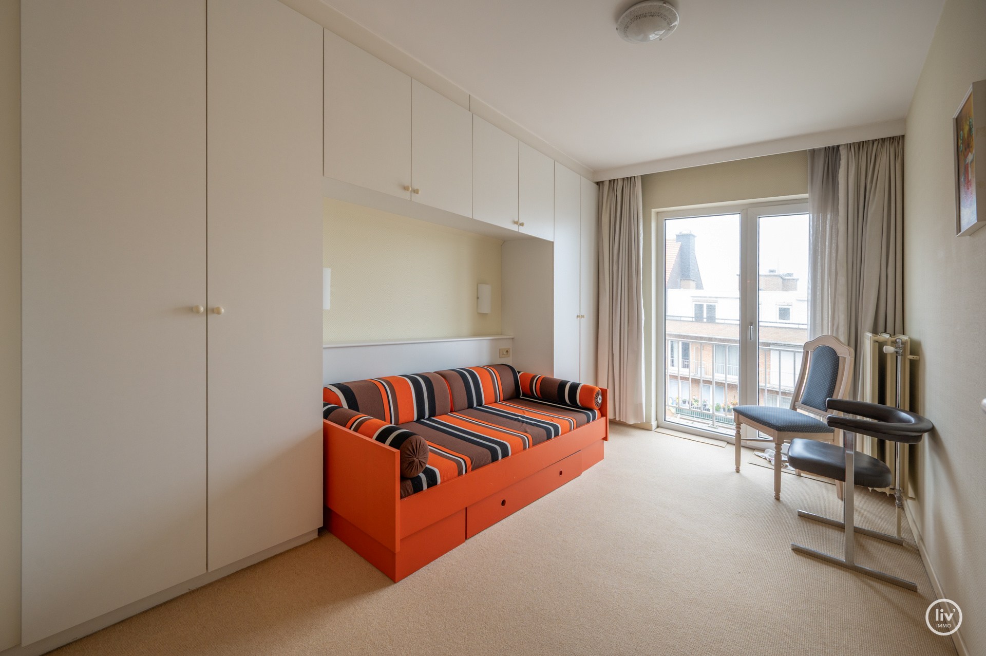 Aangenaam ruim 2 slaapkamerappartement met garage in het gebouw te Lippenslaan gelegen. 