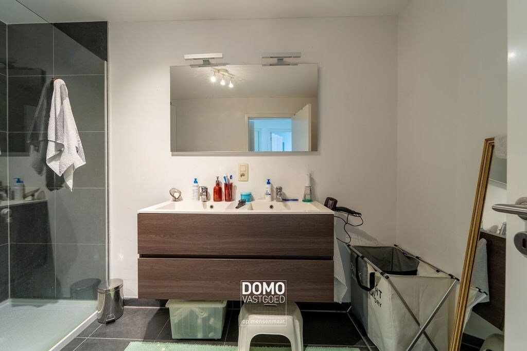 Instapklaar en lichtrijk 2-slaapkamerappartement met zonnig terras en parking in Diepenbeek 