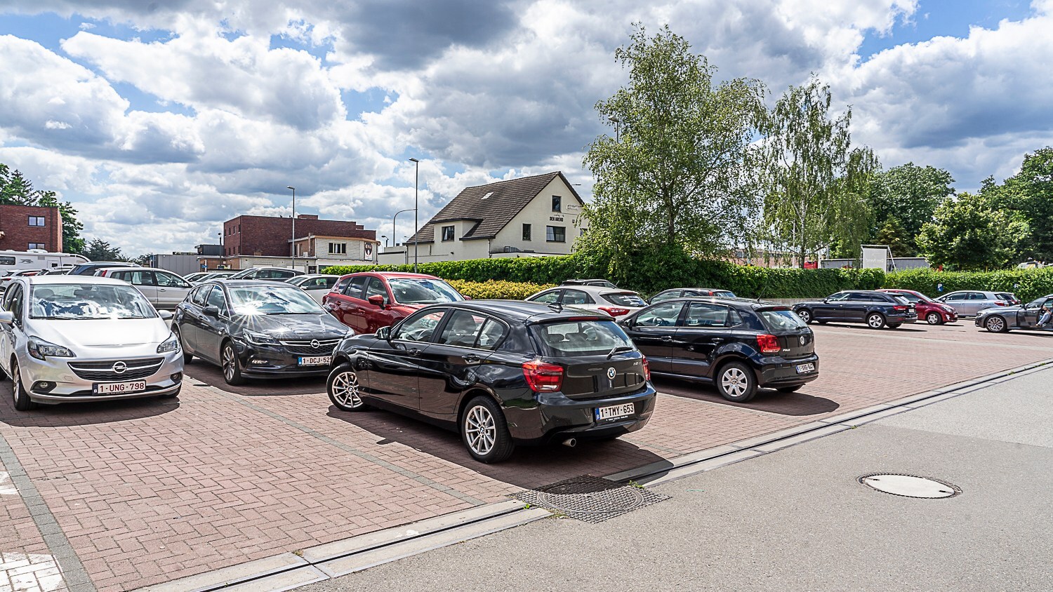 Rijksweg: Commercieel goed gelegen handelspand (ca 1.100 m²) met parking. 