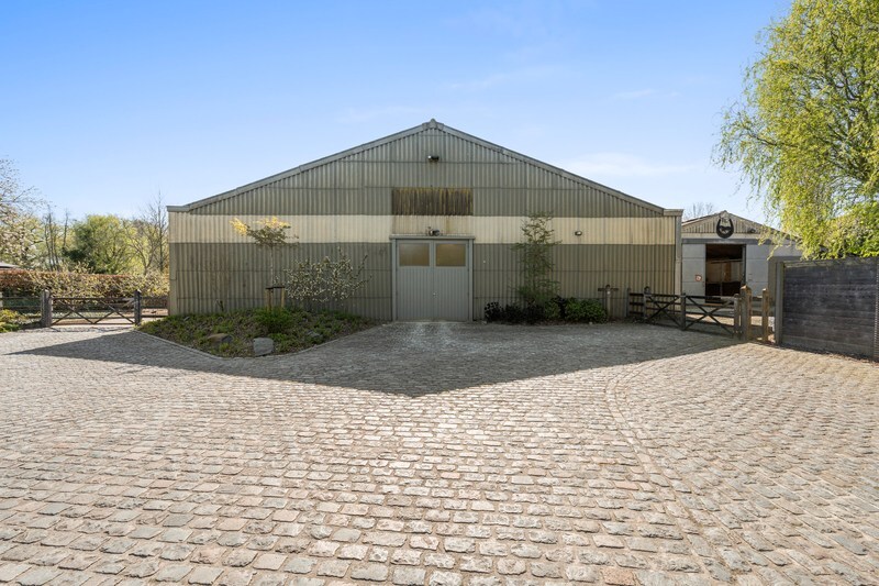 Moderne villa met hippisch complex op 15.856m² 