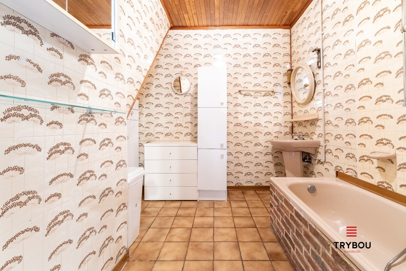 Verrassend ruime woning aan de rand van Houthulst op ruim perceel van 720m². 