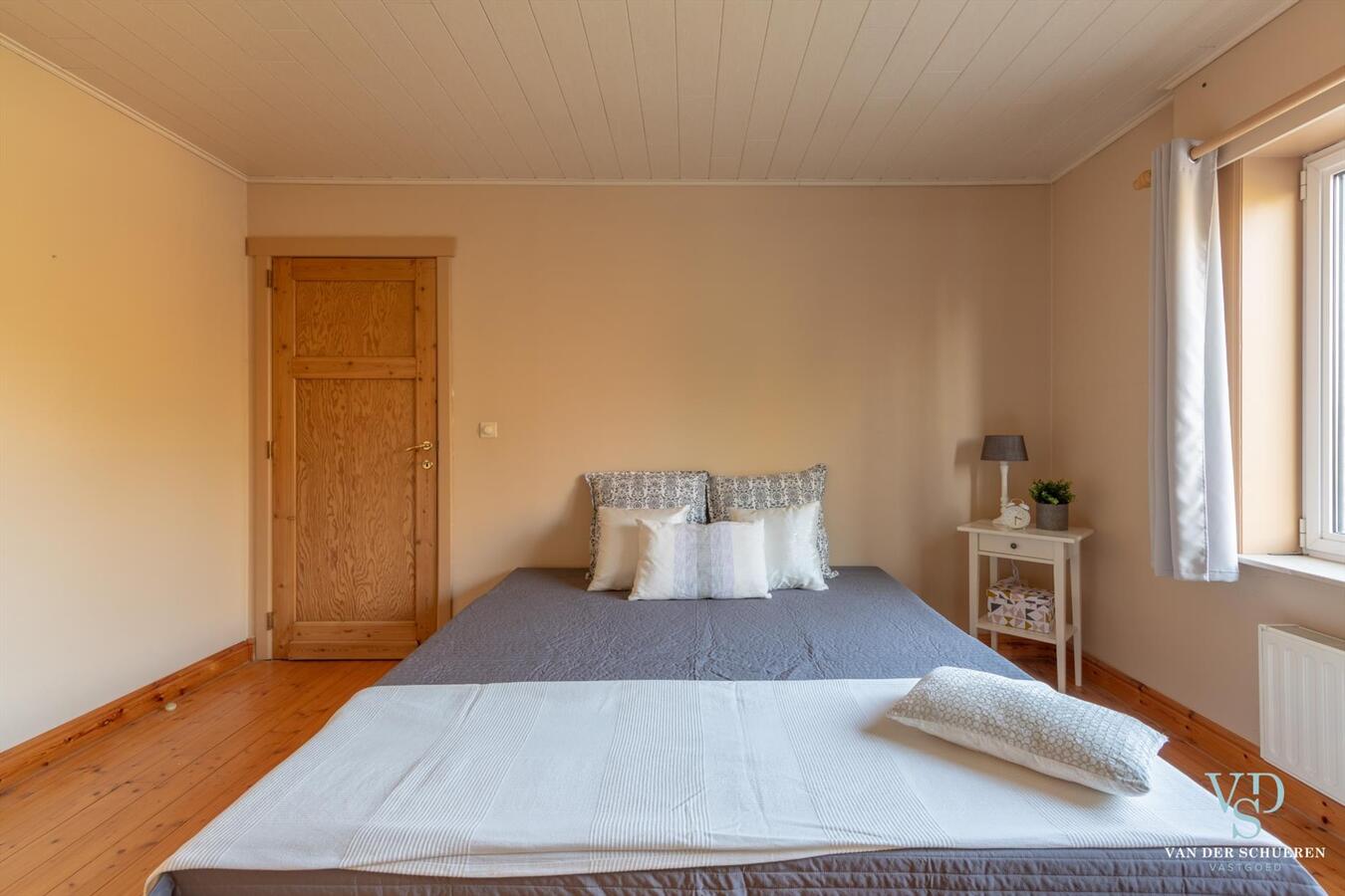 Praktische en degelijke woning in hartje Dikkelvenne . Bijzonder ruim ! 