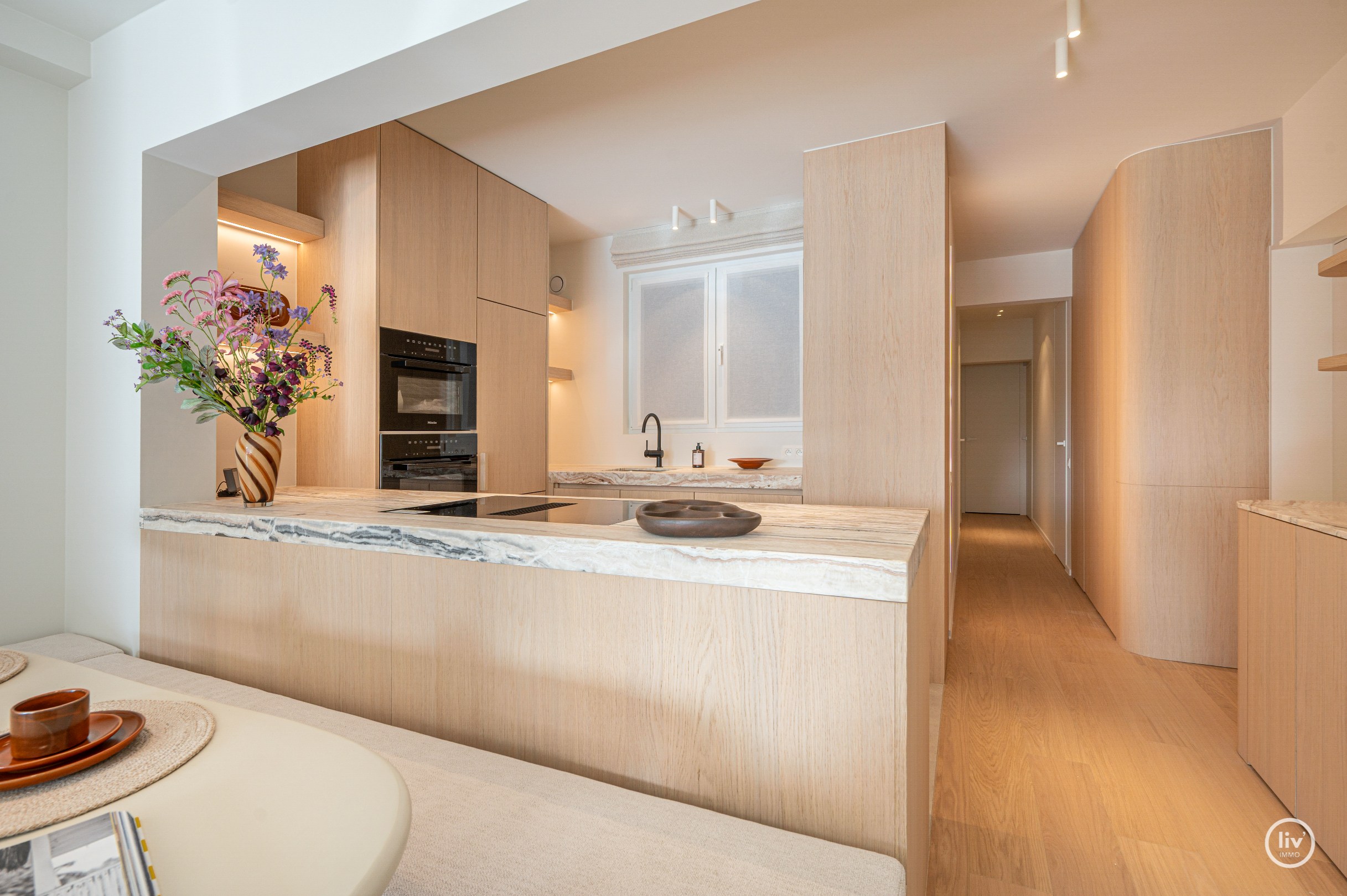 Prachtig gerenoveerd 3 slaapkamerappartement met open zichten gelegen op de Jozef Nellenslaan te Knokke. 