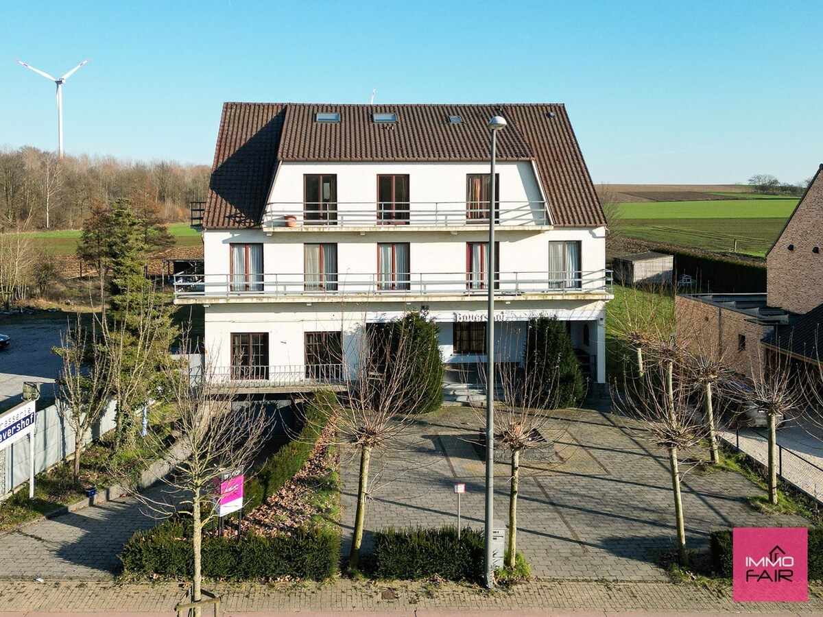 Polyvalent hotel op perceel van 2755 m² 