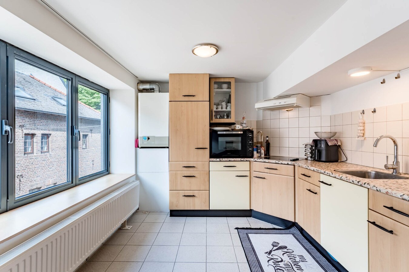 Comfortabel appartement op de 2de verdieping van een kleinschalige residentie op een steenworp van de historische markt! 
