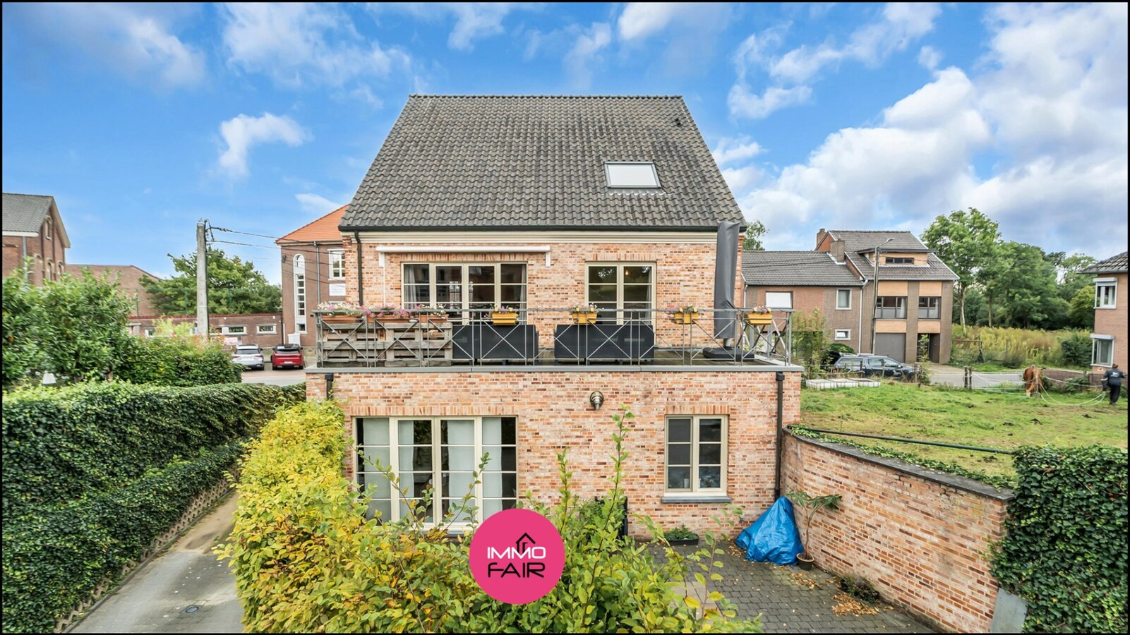 Ruim duplex appartement met privatief terras en garage in Hees 