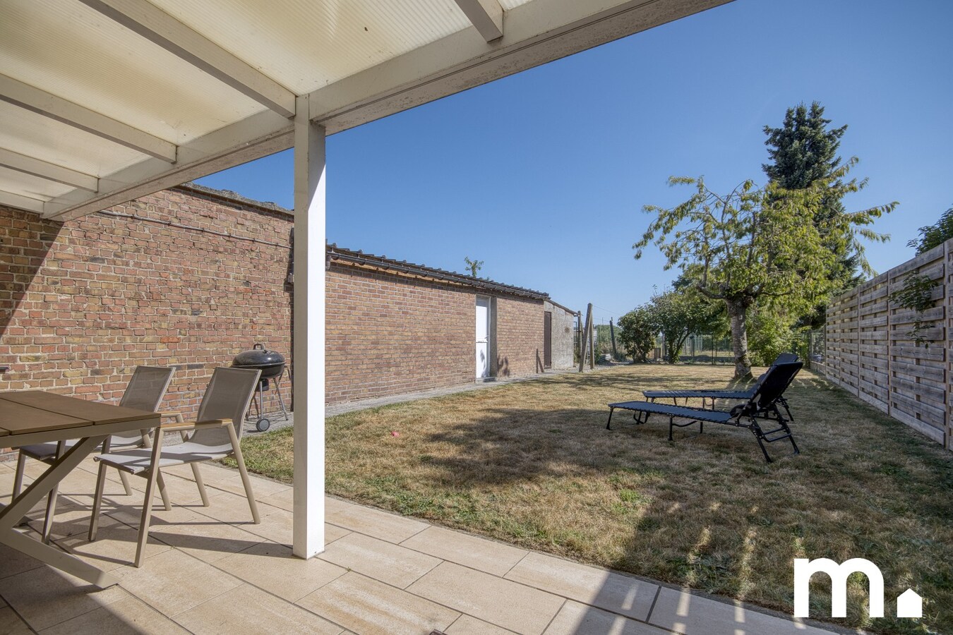 Half open gezinswoning met ruime tuin en garage te koop ! 