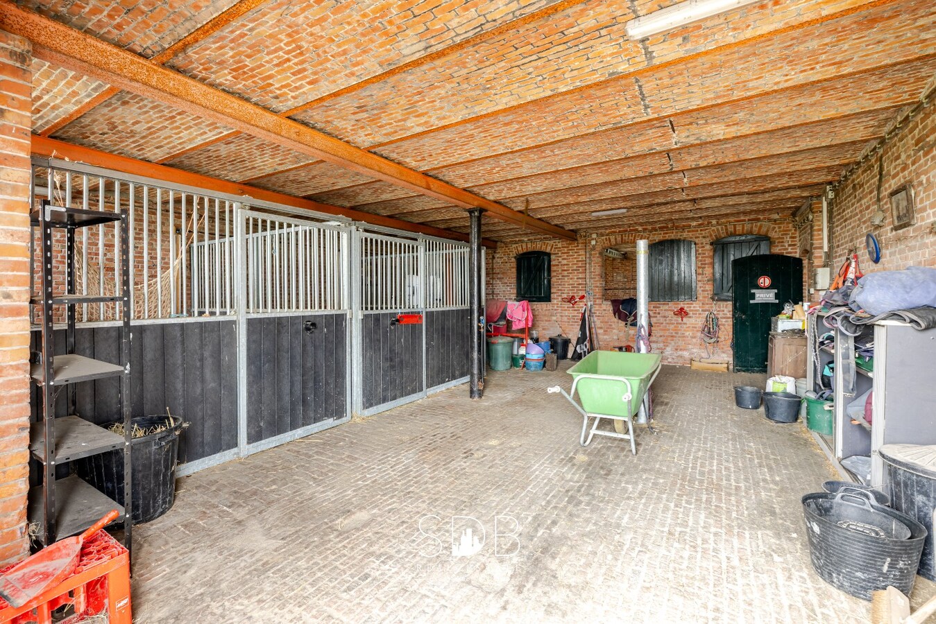 Landelijke woning met authentiek gastenhuis, stalgebouw, graslanden en buitenpiste op 20.285m² 