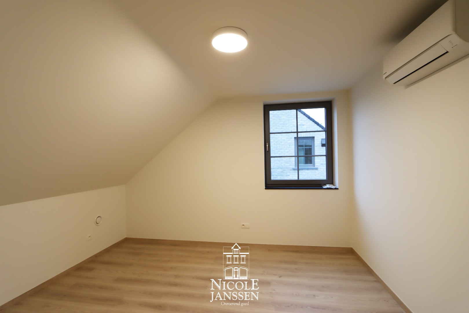 Nieuwbouwwoning met carport 