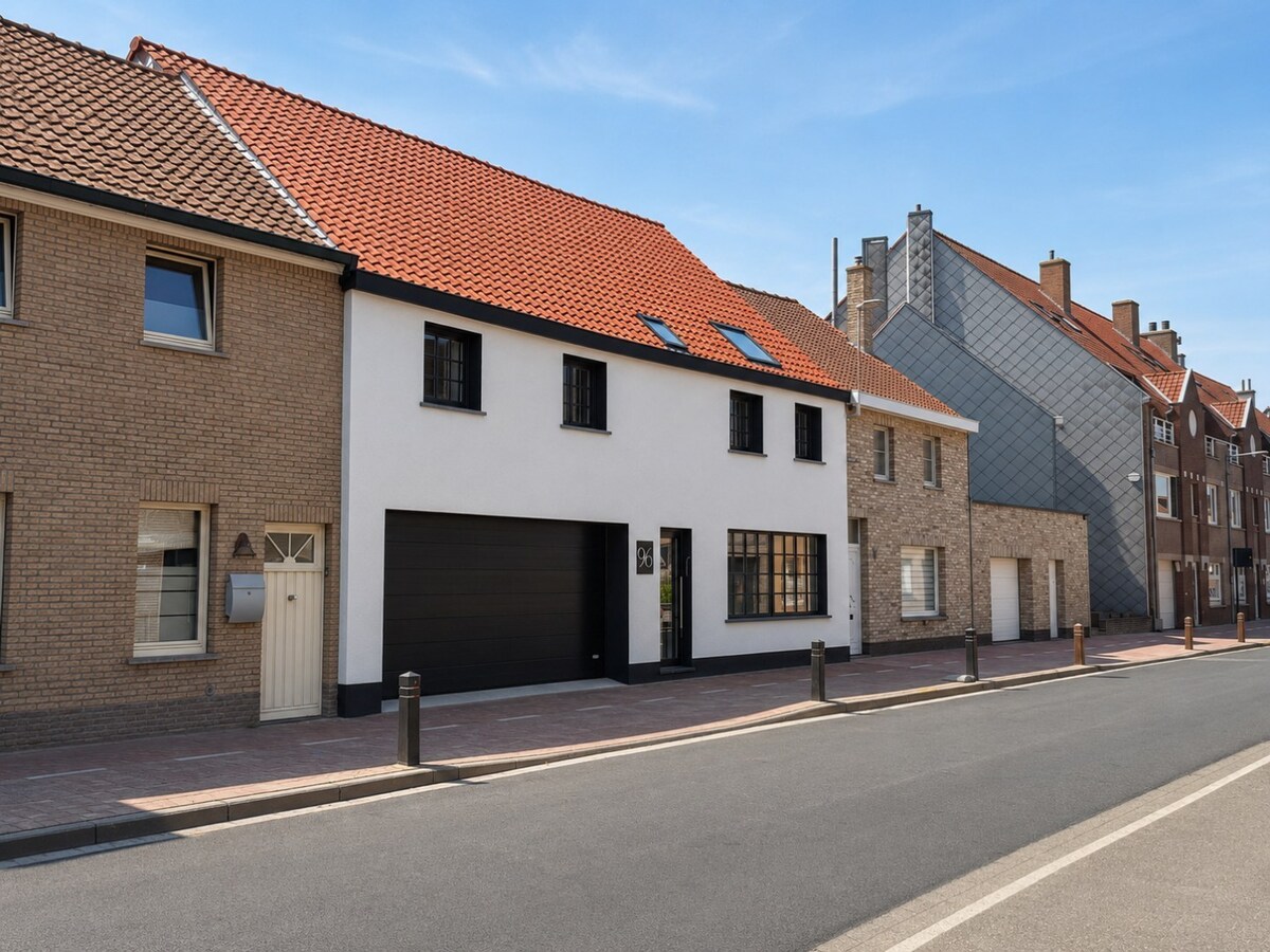 Volledig gerenoveerde stadswoning met dubbele gevelbreedte, inpandige garage en zonnige tuin 