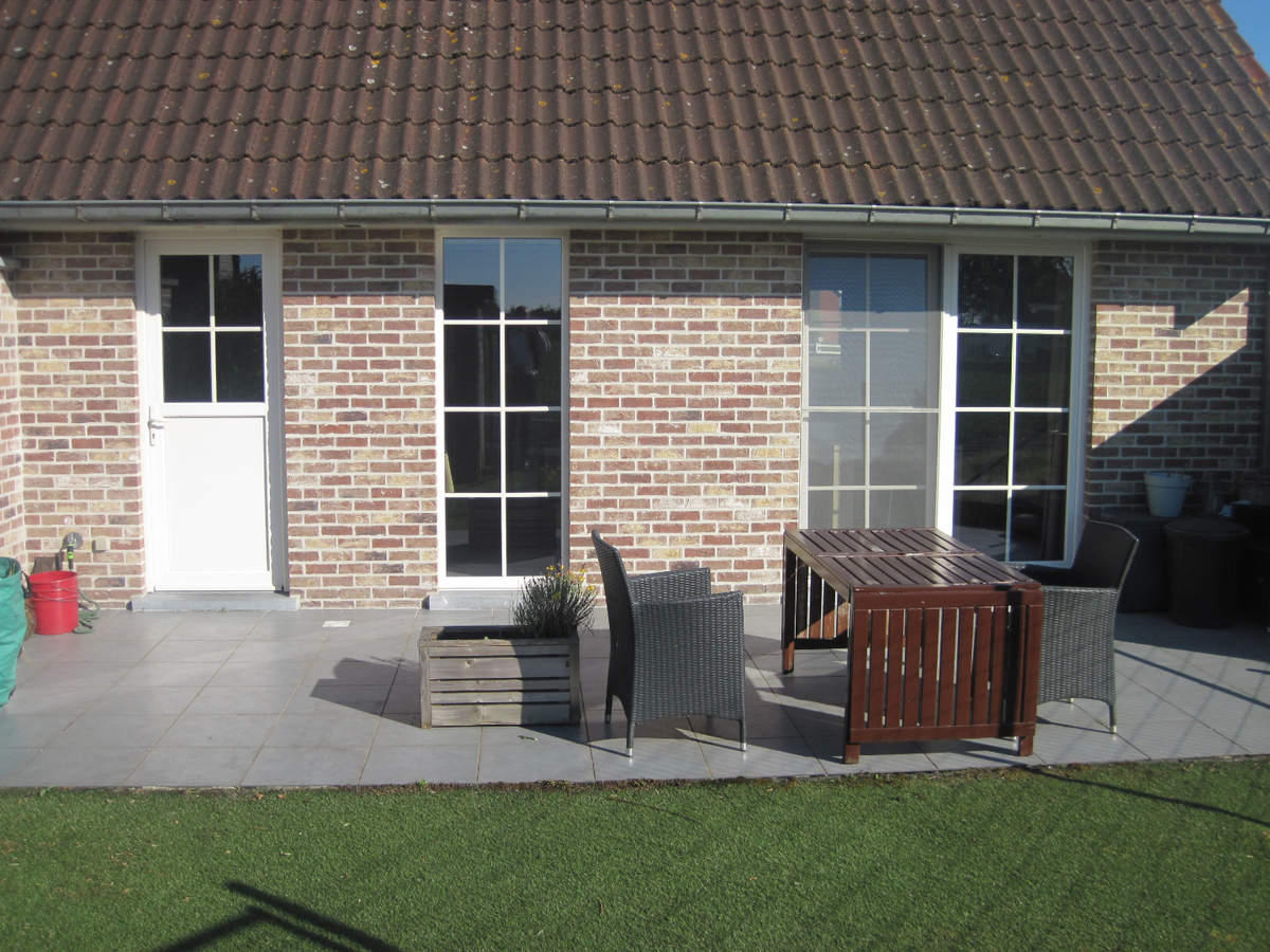 Degelijke woning met terras, tuintje én inpandige garage. 