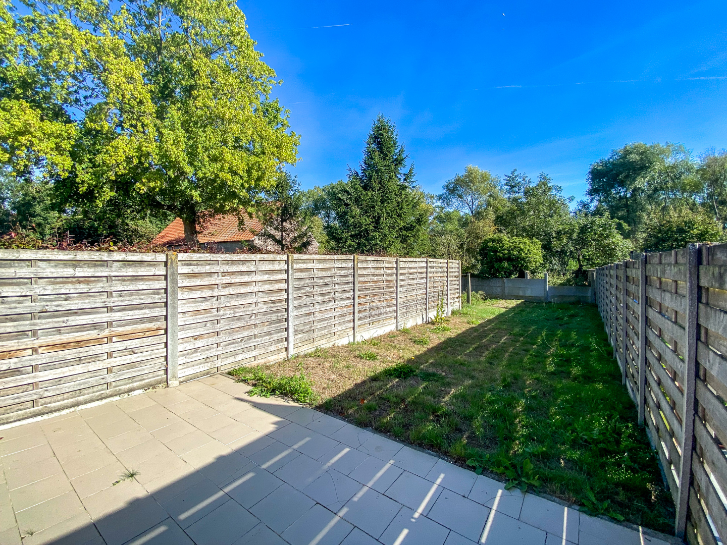 Instapklare rijwoning op 302m² te Roesbrugge. 