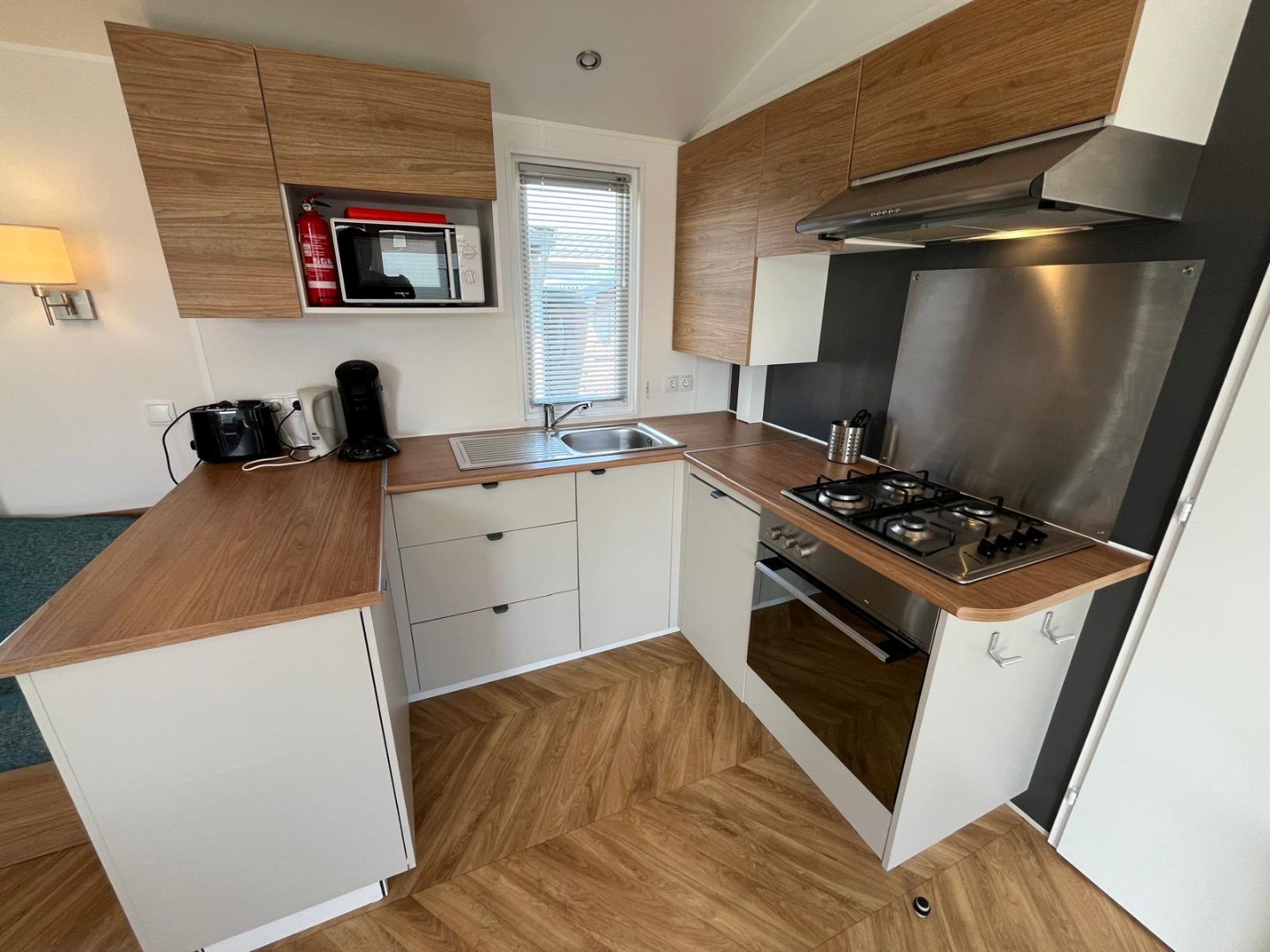 T.A. Makelaardij biedt aan – Chalet Z111-: Op een schitterende locatie in een goed verzorgd recreatiepark aan de kust van Walcheren bieden wij dit leuke chalet aan. 