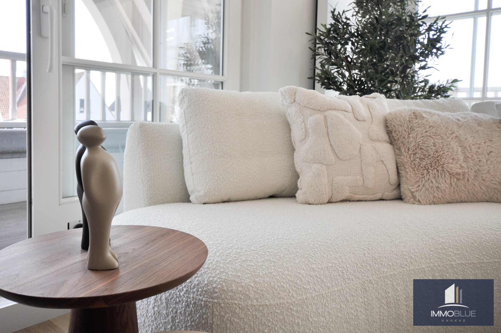 Appartement entièrement rénové avec de grandes terrasses ensoleillées. 