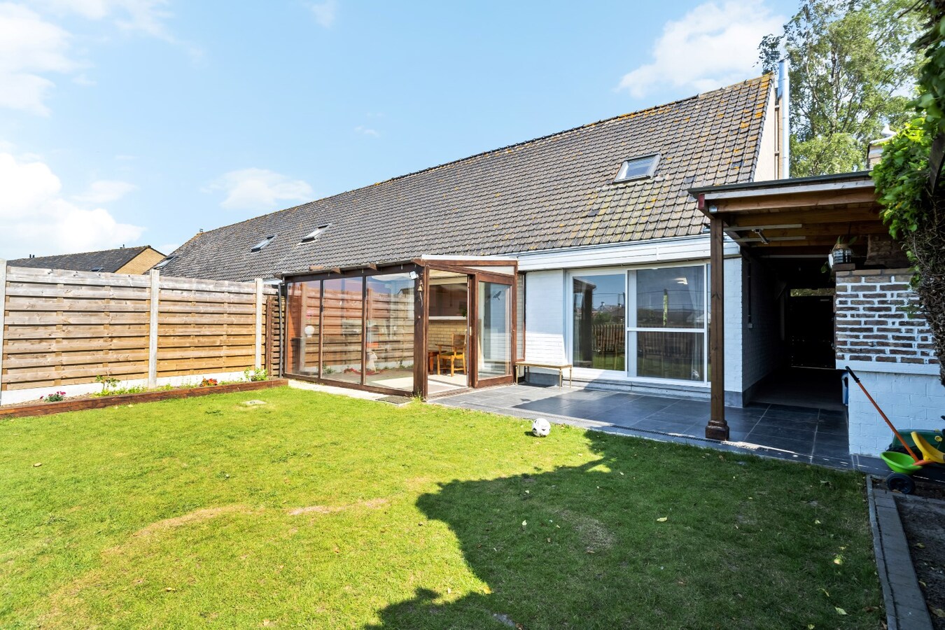 Prachtig gelegen halfopen woning met garage en prachtige landelijke verzichten. 