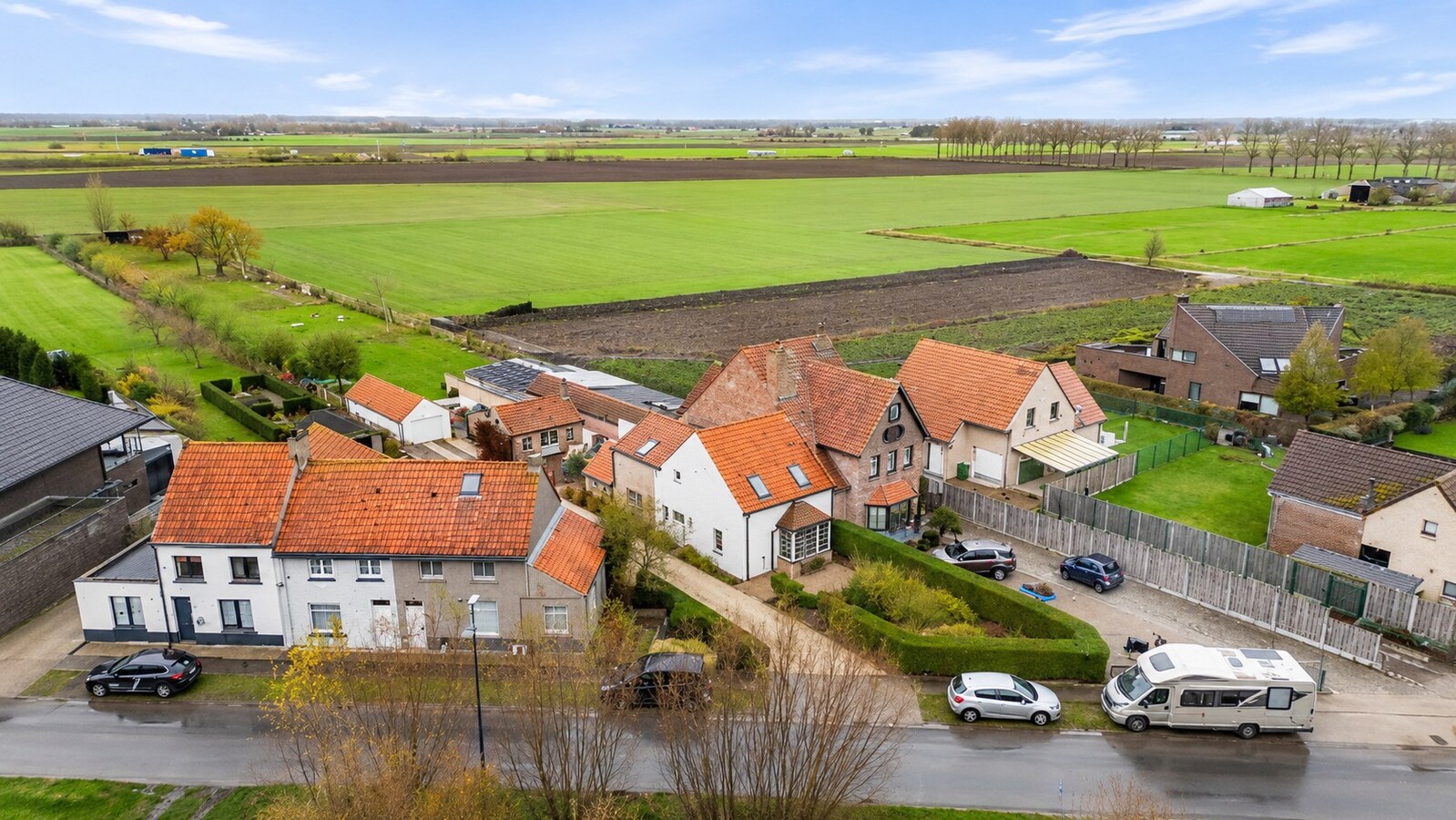 Uiterst charmante halfopen bebouwing met weidse zichten op een perceel van 2012m² 