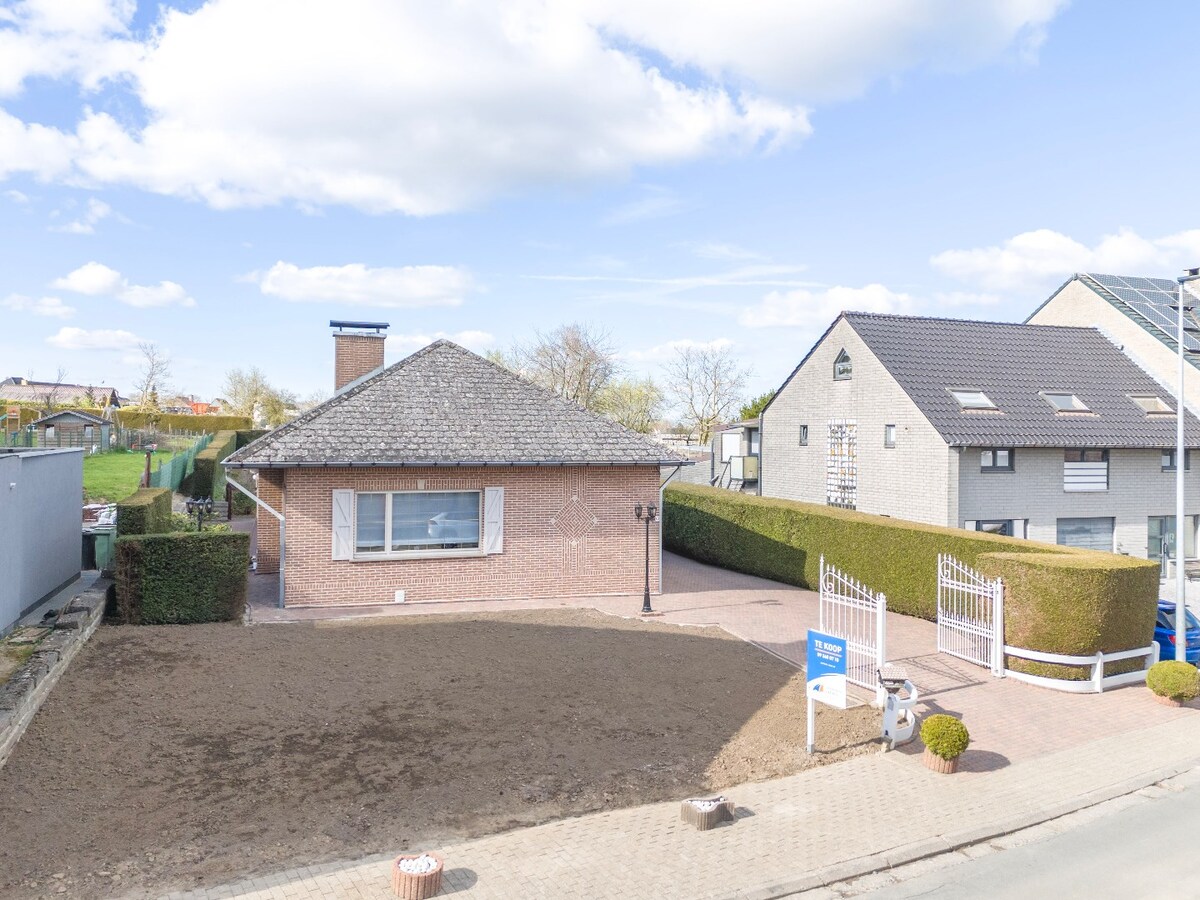 Instapklare en lichtrijke laagbouwwoning met garage te Kerksken 