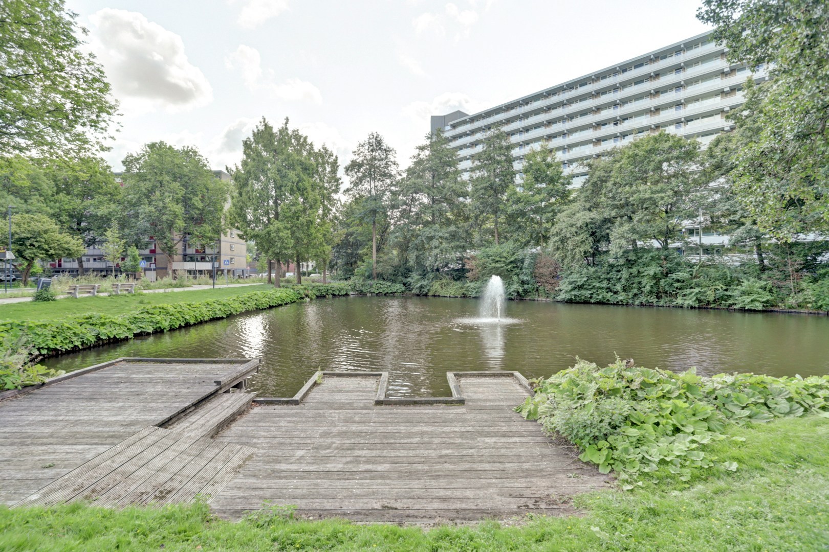 Zonder klussen te betrekken dit fraaie 4-kamer appartement op de 10e verdieping met 3 slaapkamers, fraaie keuken, moderne badkamer, mooi uitzicht en gelegen aan een groen park! 
