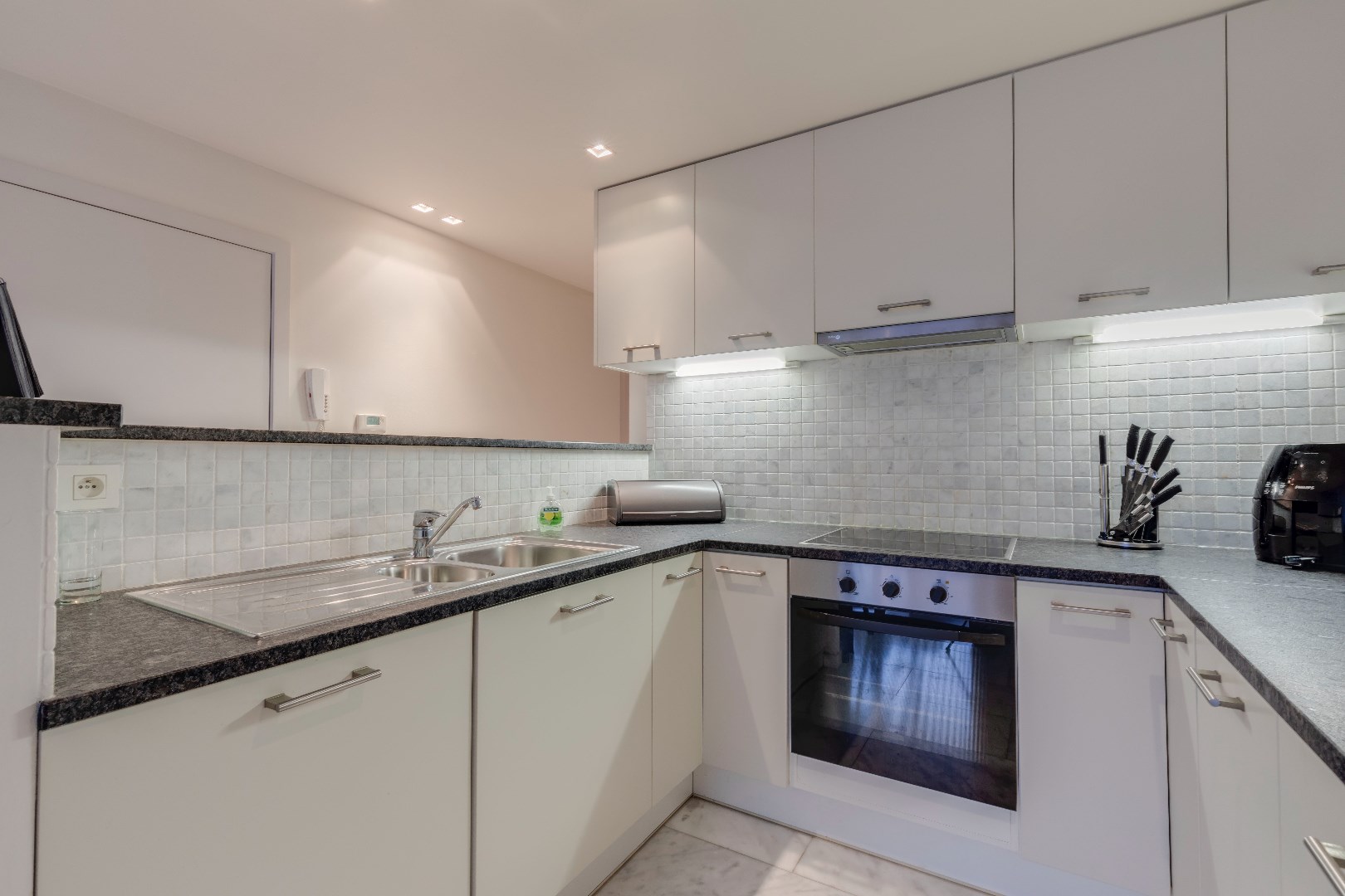 Zeer ruim 1-slaapkamer appartement met bureauruimte 