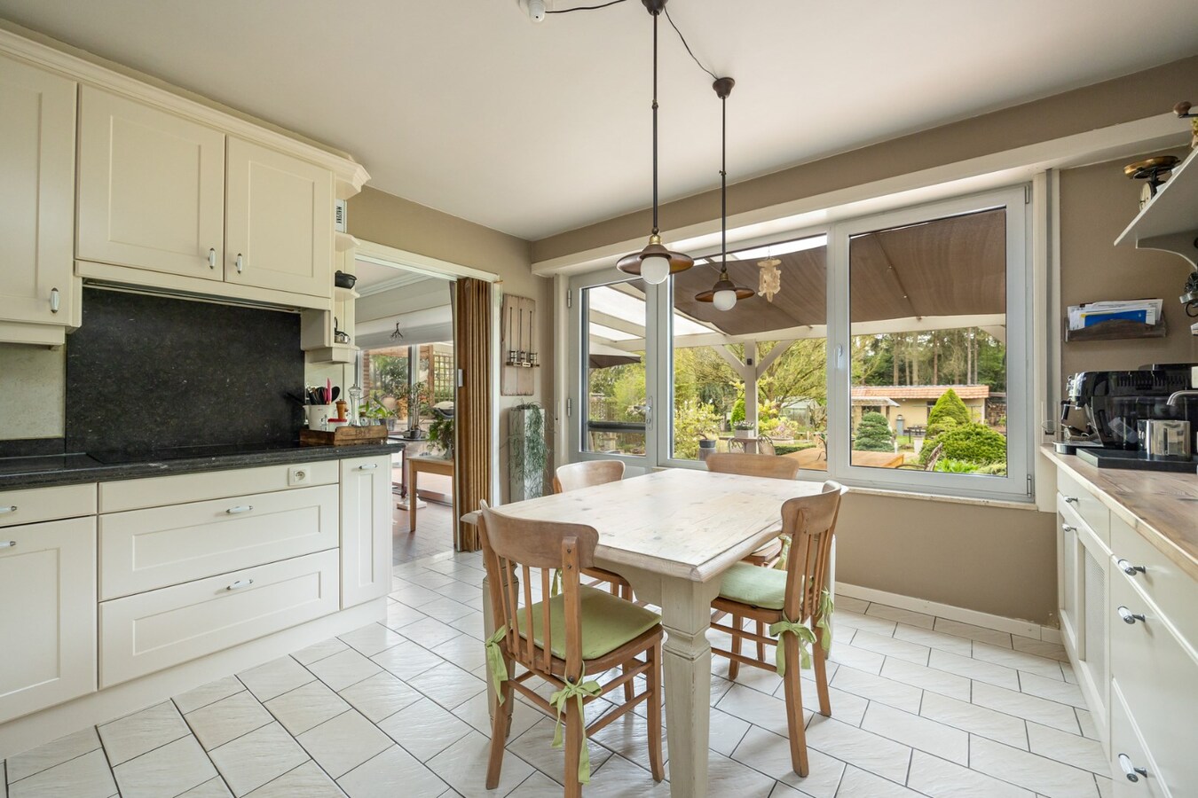 Rustig wonen in het groen –  gelijkvloerse woning op riant perceel van 2178 m² 