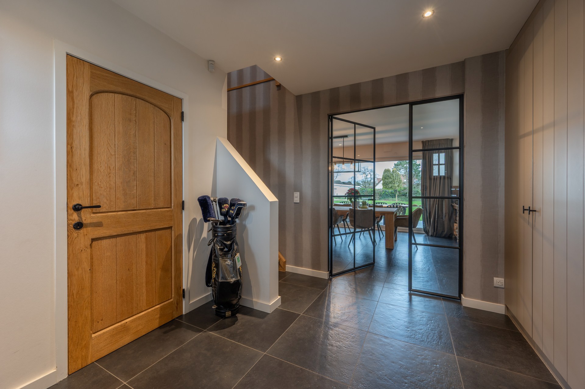 prachtig gerenoveerde alleenstaande villa geniet van een uitstekende centrale ligging, op slechts enkele minuten van het centrum van Knokke. 