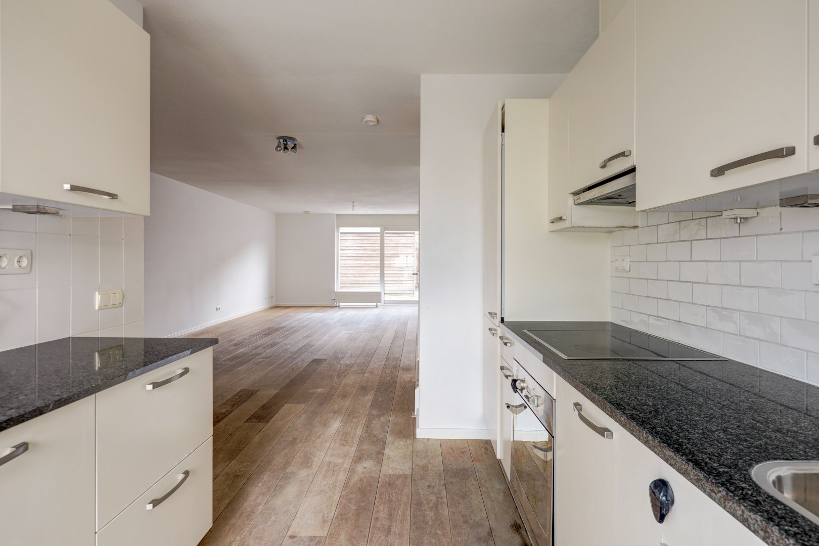 Energiezuinige (A-label) en instapklare 6-kamer tussenwoning met lichte woonkamer, moderne keuken, vijf slaapkamers, zonnige onderhoudsvriendelijke tuin met achterom en gelegen op eigen grond. 