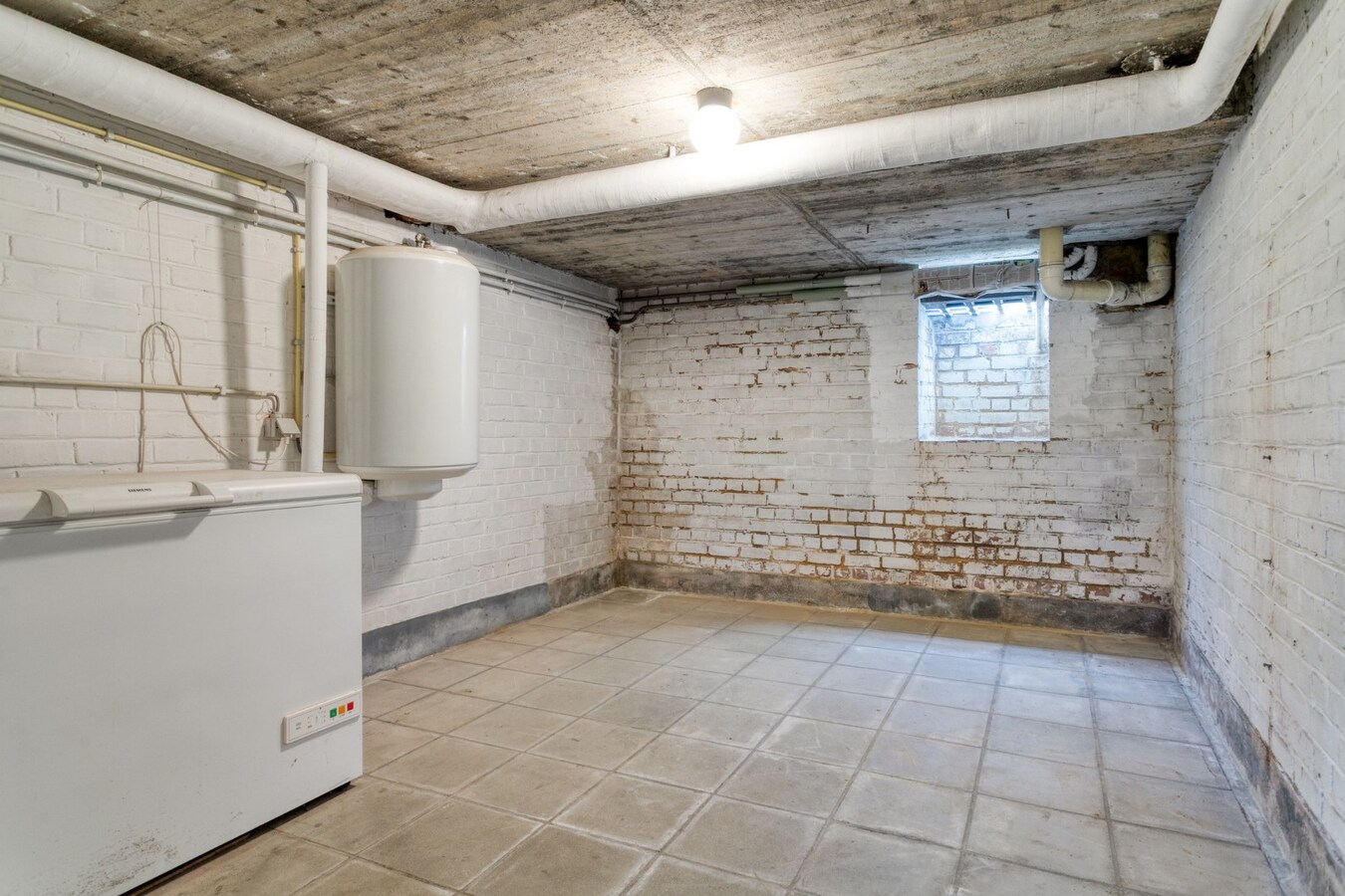 Ruime woning met 4 slaapkamers, veranda en volledig onderkelderd perceel (615 m²) 