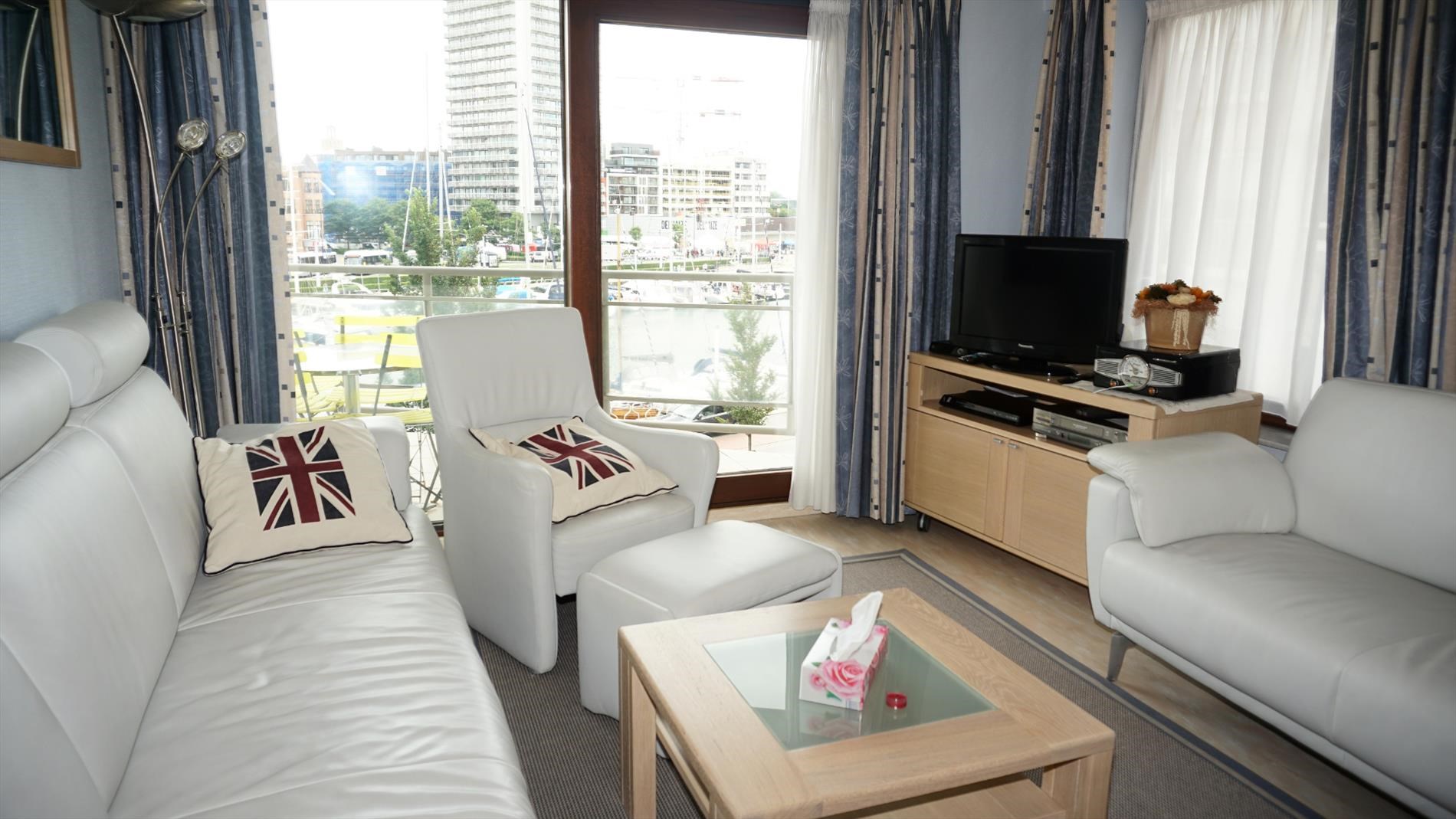 APP. MEUBLE - 2 CHAMBRES A COUCHER - BELLE VUE SUR LE PORT 