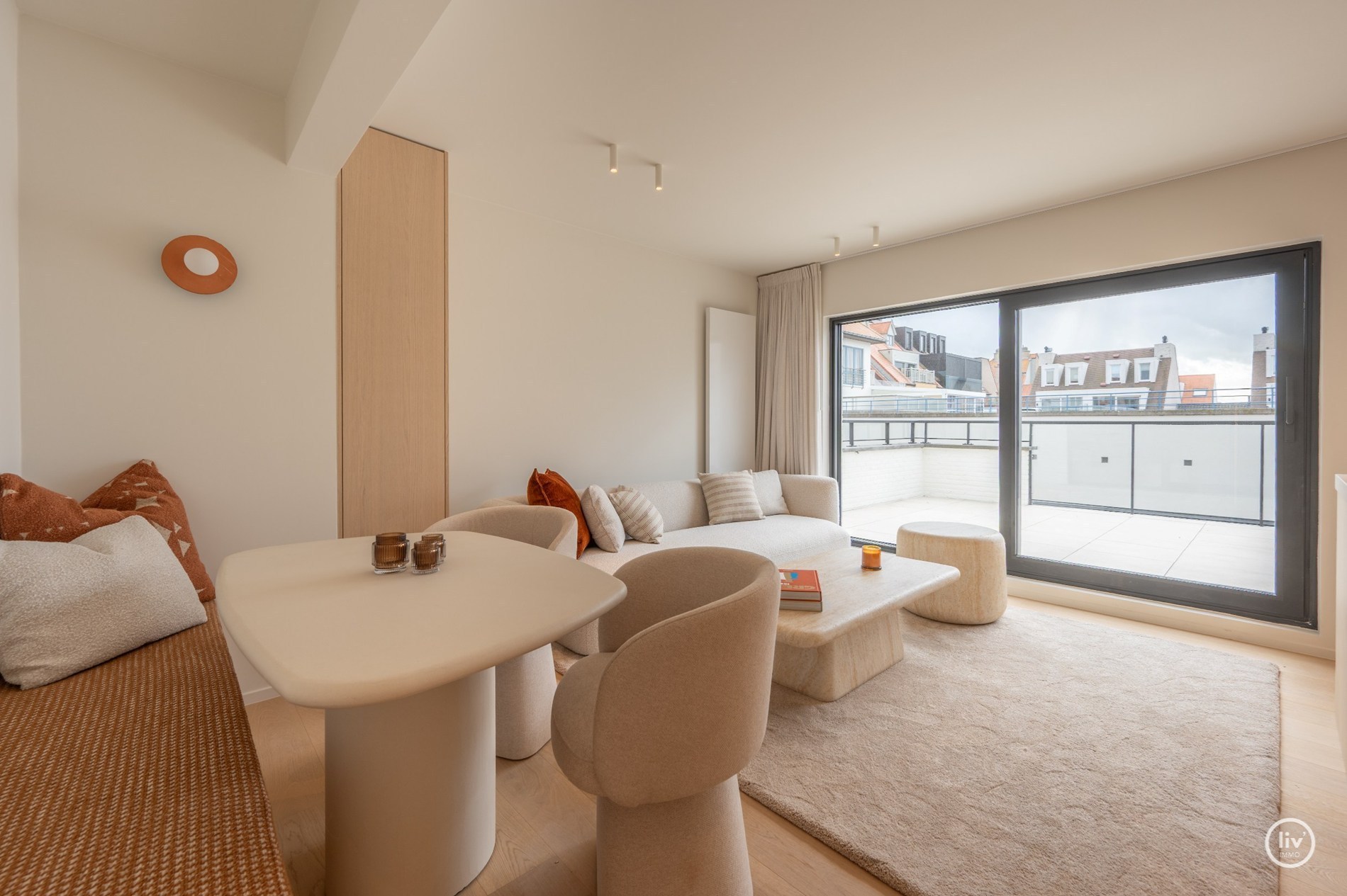 Gerenoveerd penthouse met 2 slaapkamers centraal gelegen op de August Dansestraat te Knokke. 