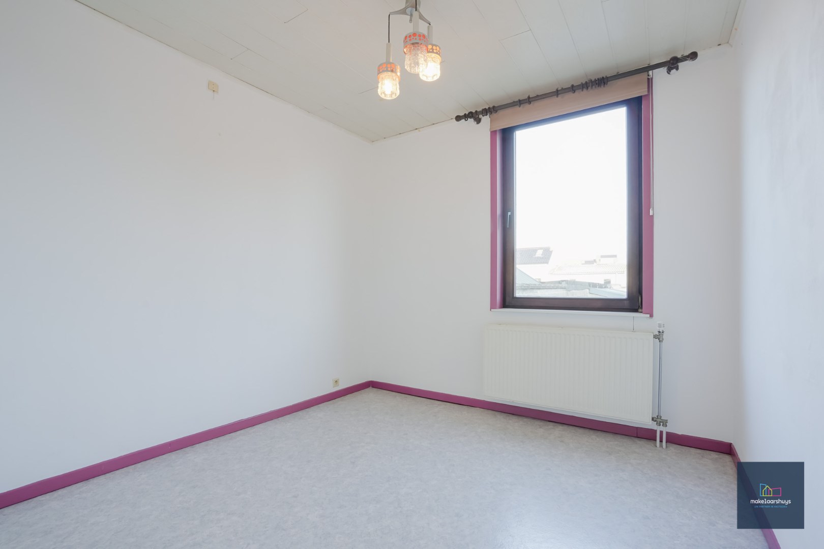 VERKOCHT !!! Te renoveren woning met aangename buitenruimte 
