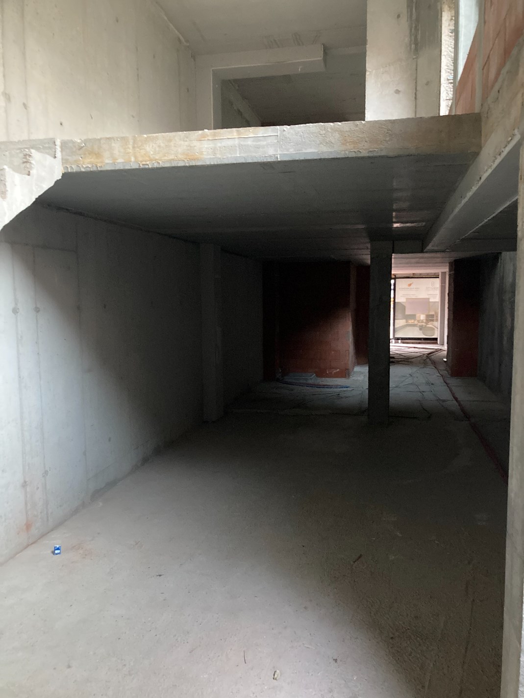 Local commercial avec mezzanine et beaucoup de luminosité situé dans une résidence neuve dans un emplacement de choix sur la Lippenslaan à Knokke. 