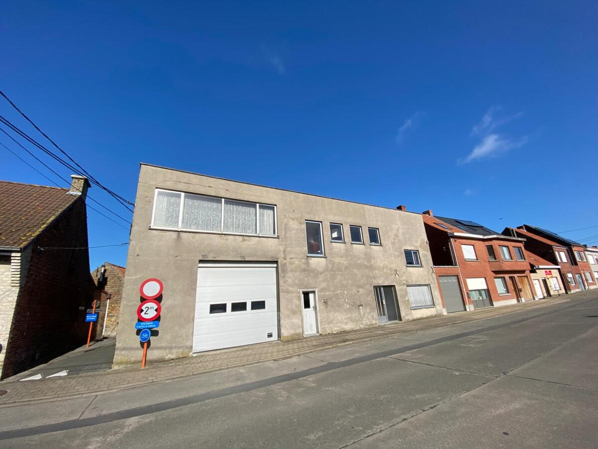 Bedrijfsgebouw met appartement op commerciële ligging 