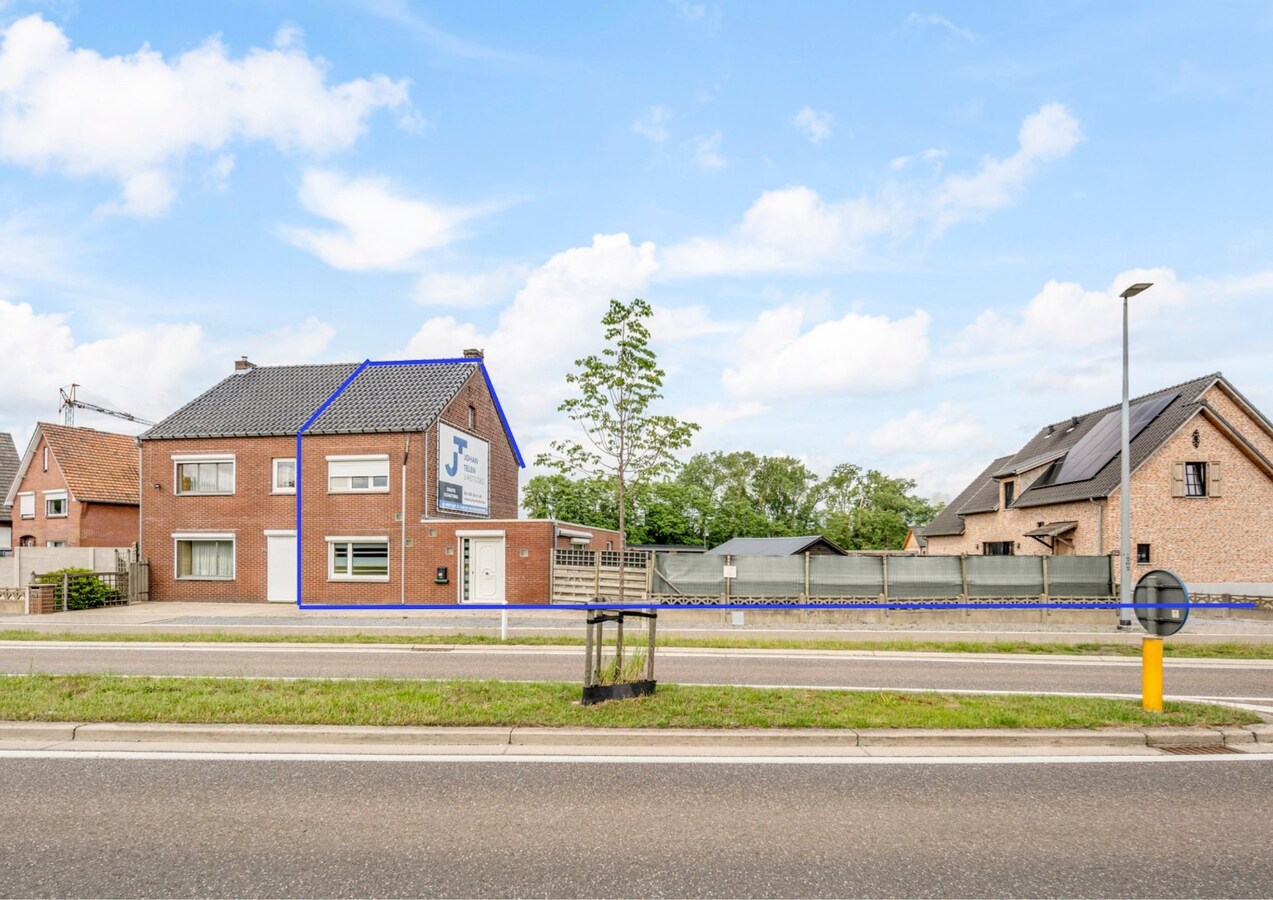 Te renoveren halfvrijstaande gezinswoning op een perceel van 5a03ca te Neeroeteren! 