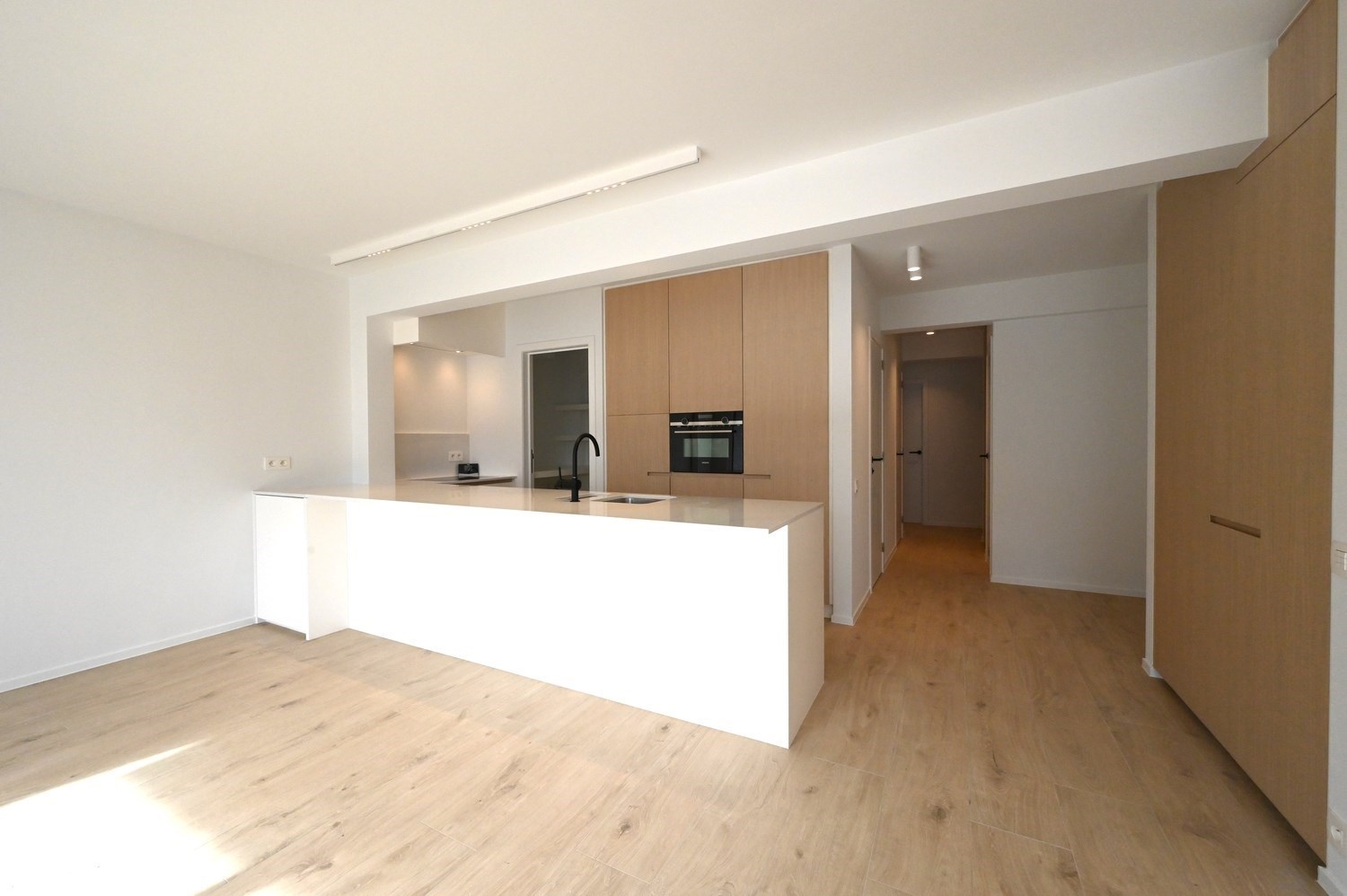 Non meublé - Neuf - Appartement luxueusement rénové avec 3 chambres et une vue dégagée sur la place du Bourgmestre Frans Desmidt. 