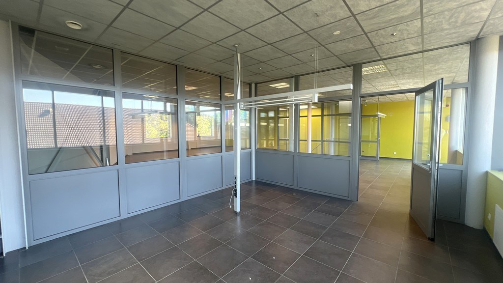 Bedrijfsgebouw met woning te koop vlakbij N60 in Gavere