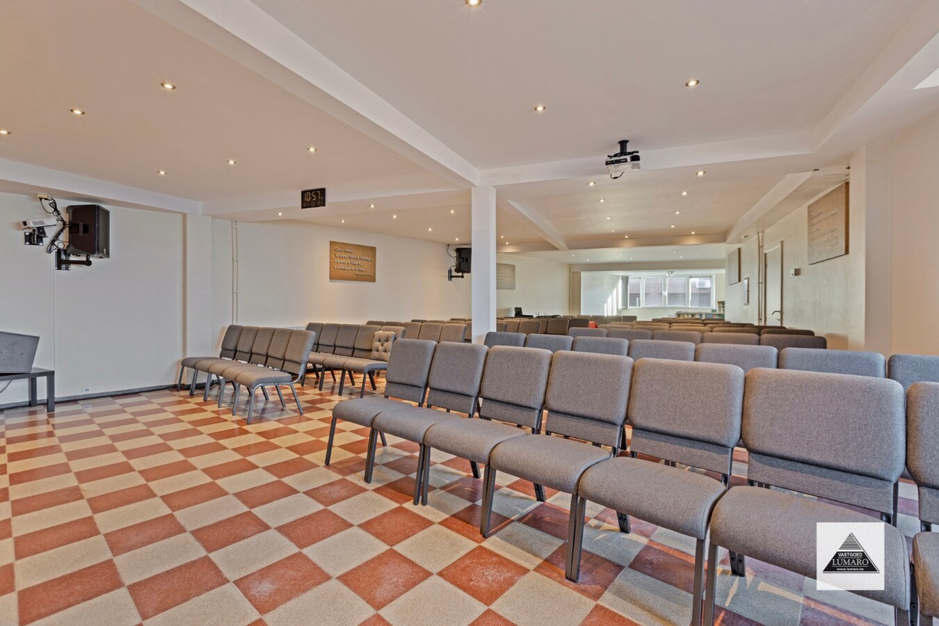 Handelsgelijkvloers en 2 appartementen en parking. Perceel van 15a 49ca. 