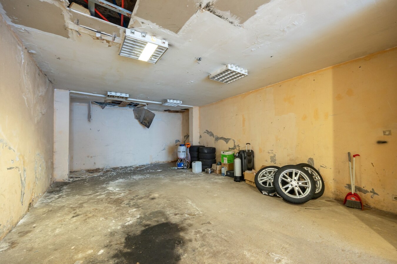 Te renoveren opbrengsteigendom met garage te Antwerpen! 