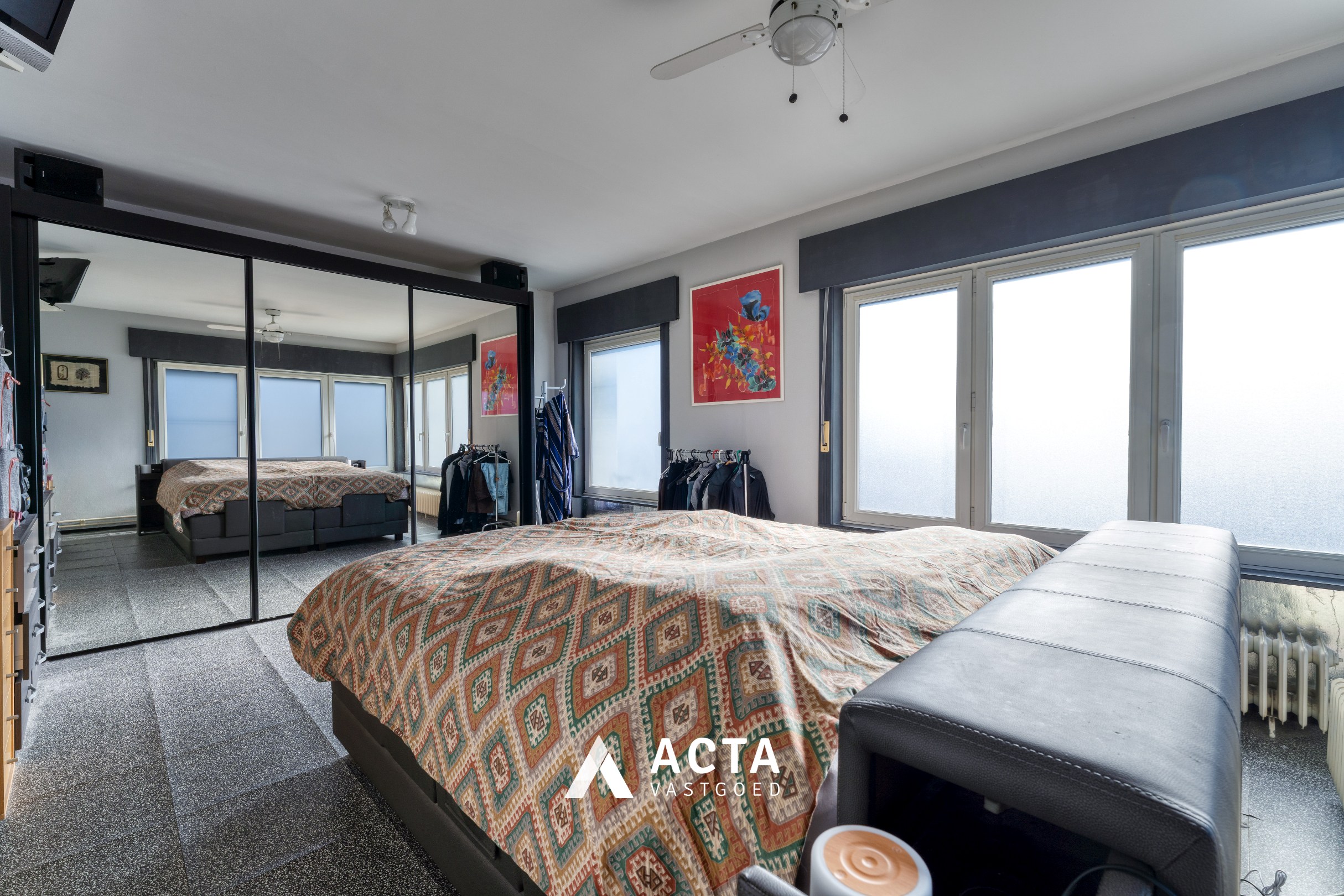 Halfopen bebouwing met vier slaapkamers en dubbele garage in Mariakerke 