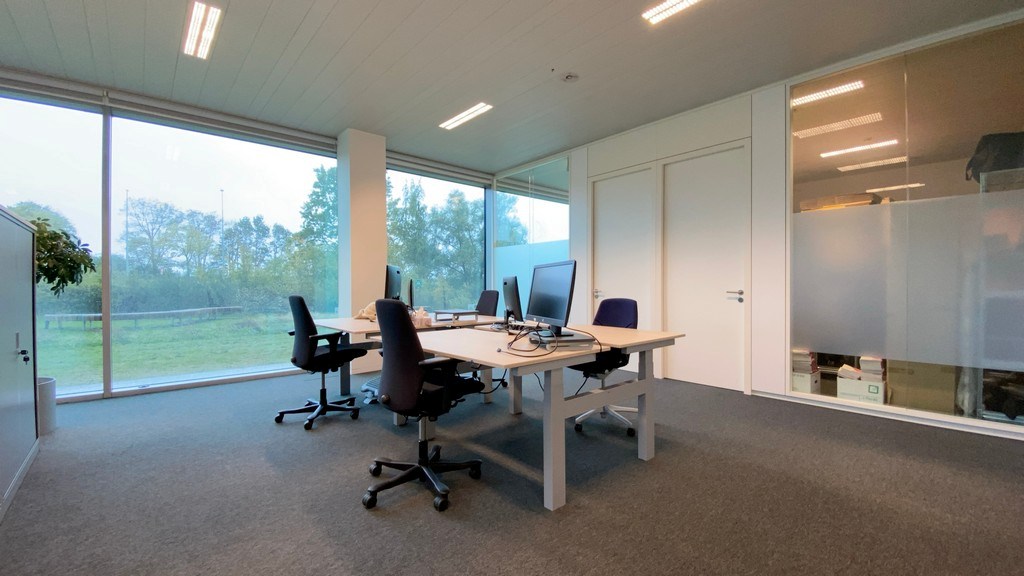 Instapklaar kantoorgelijkvloers te huur in Blue Towers in Gent