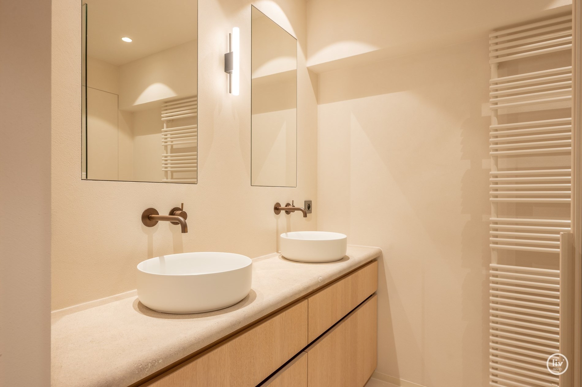 Appartement exceptionnellement rénové avec une largeur de façade impressionnante sur la digue - Knokke 