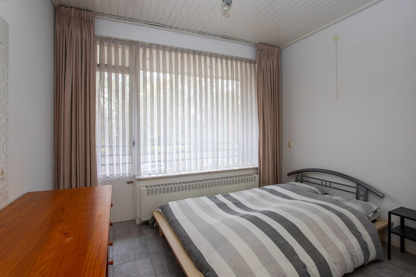 Vrijstaande, goed onderhouden woning met inpandige garage en multifunctionele ruimte, gelegen op een perceel van 312 m2. 