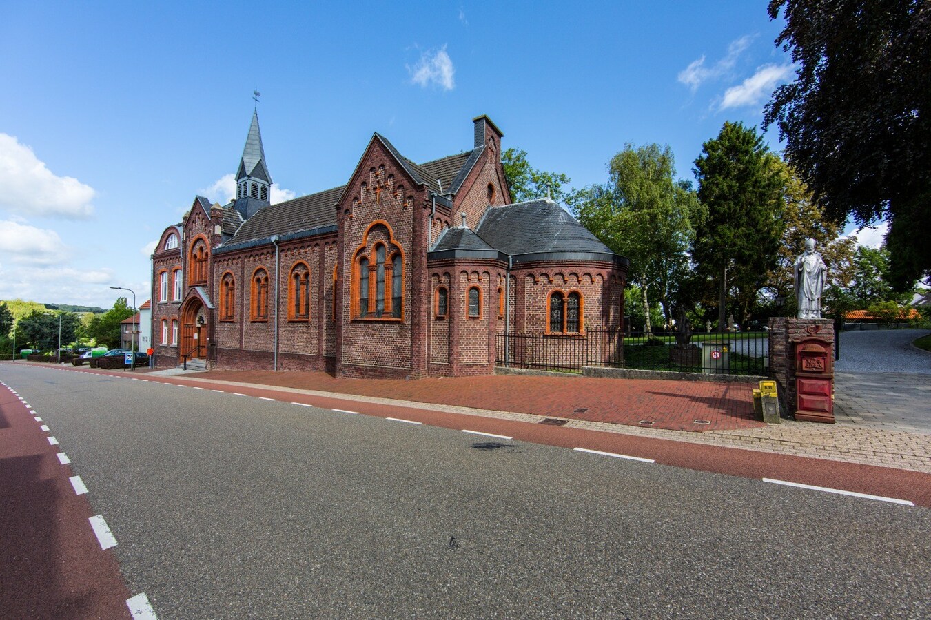 VAALS - Nederland: Monumentaal landgoed met landhuis, kapel en horecapaviljoen. 